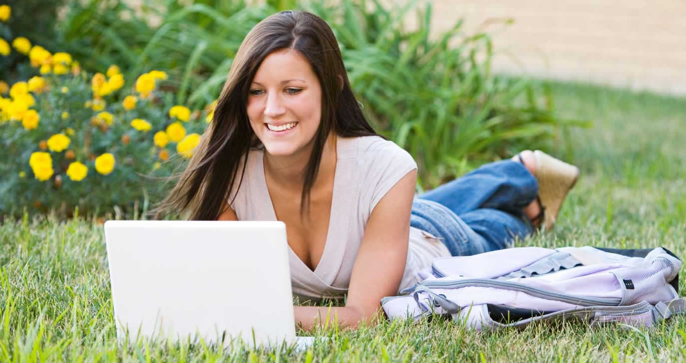 laptop college girl - بلوس24 | Plus24