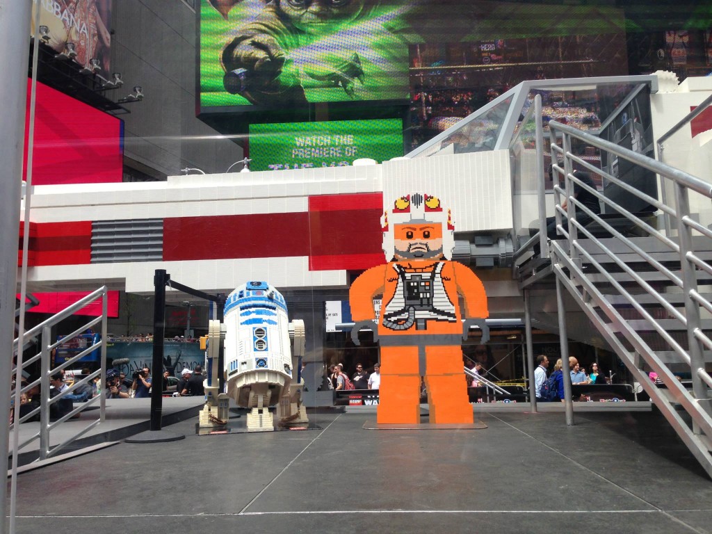 R2D2 and Luke Skywalker in Times Square